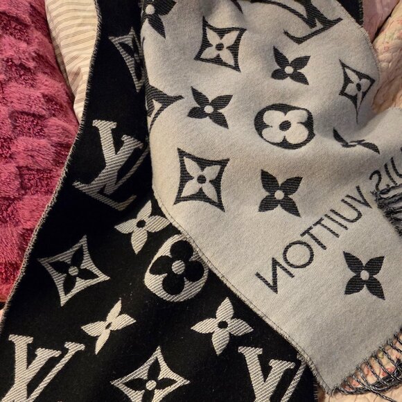 Louis Vuitton scarf - Picture 1 of 2